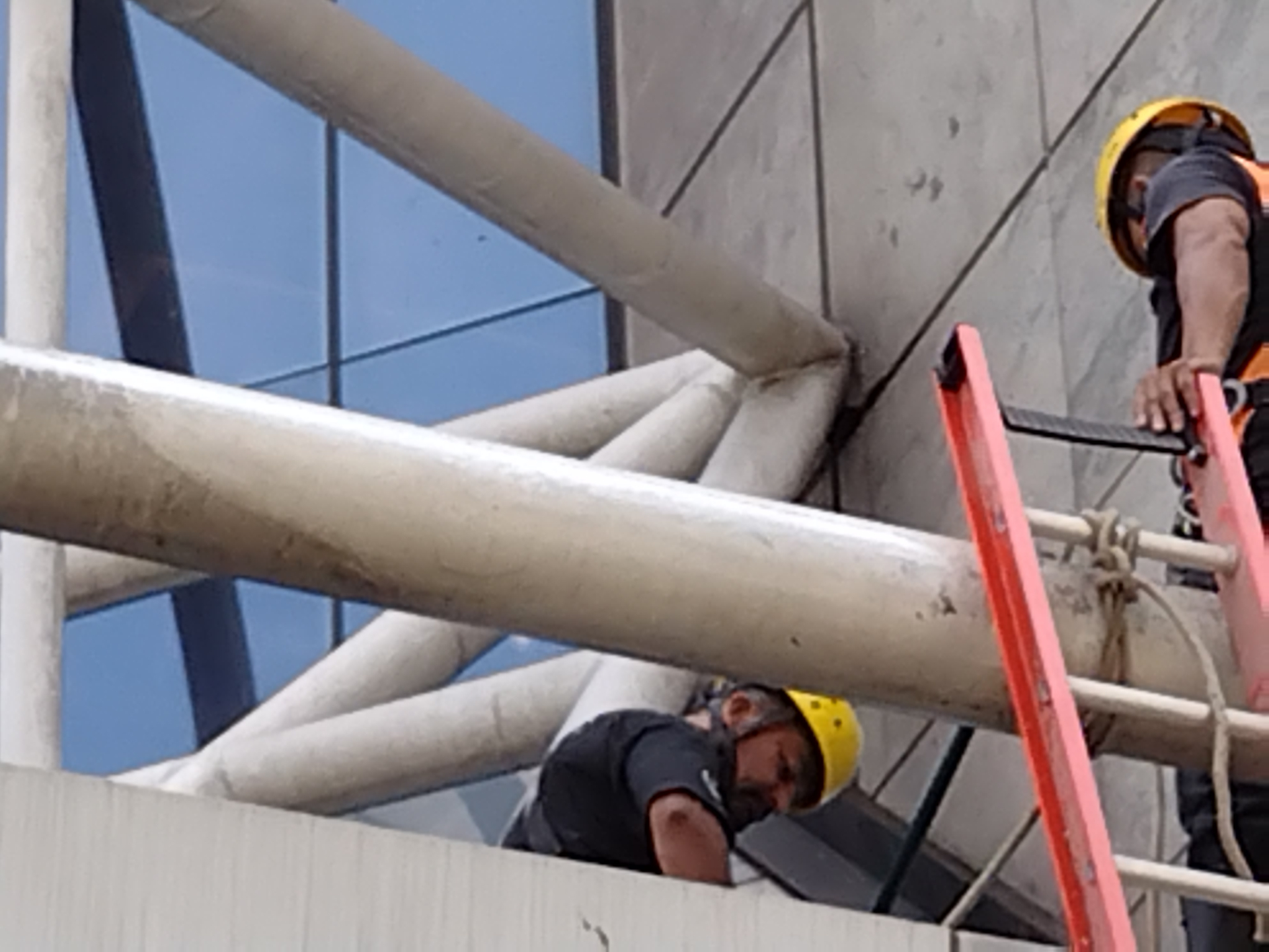 Equipe de alpinismo industrial em trabalho seguro em altura na fachada do Hotel Hilton Morumbi