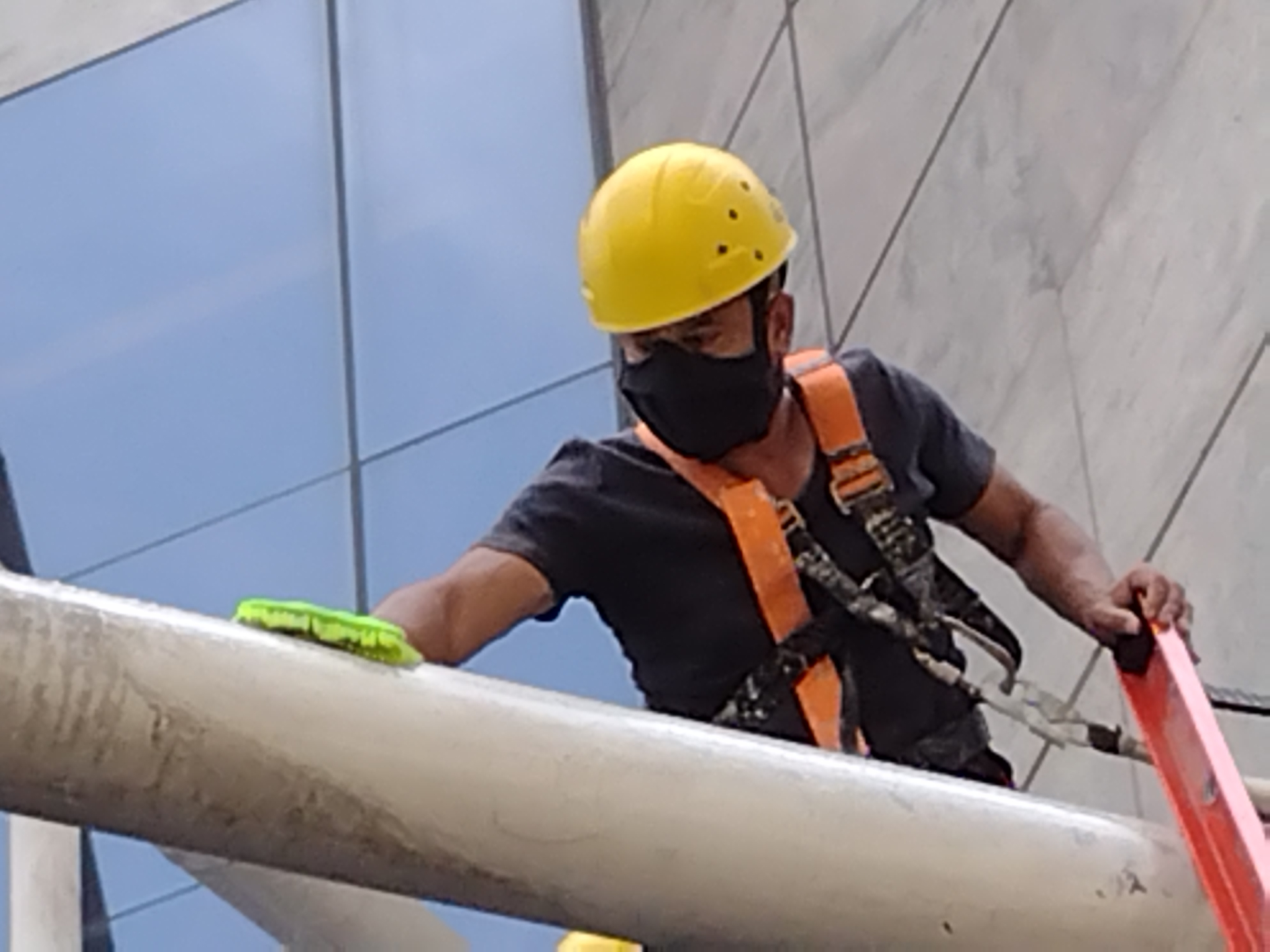 Alpinista industrial realizando limpeza das tubulações metálicas do Hotel Hilton Morumbi